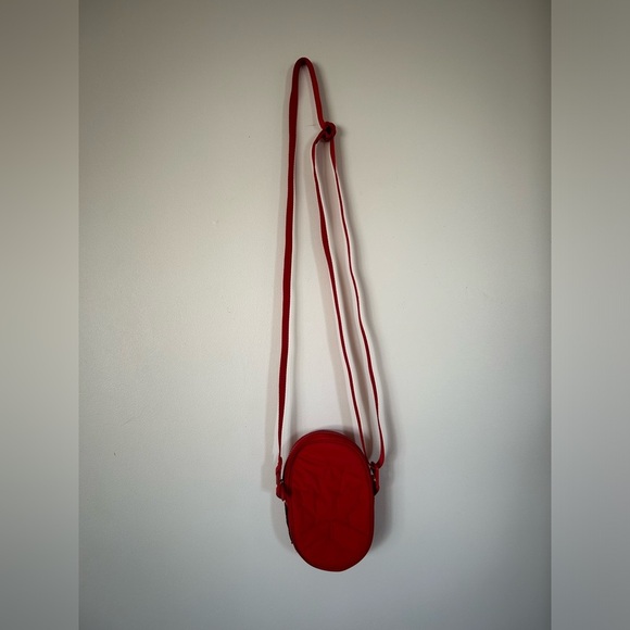 Lululemon TEAM CANADA 22 Future Legacy Crossbody Bag CRMS Crimson Red Like New - Picture 2 of 10